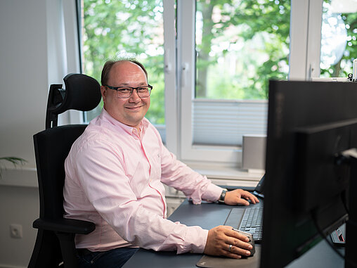 Chef am PC sitzen 