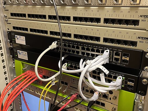 aufgeräumte Kabel im Computerrechner 