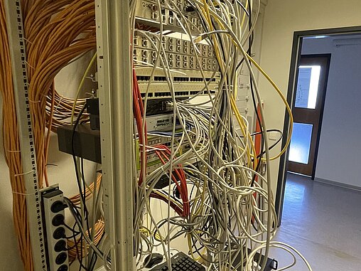 verkabelter Computerrechner 