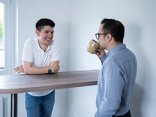 zwei Personen sprechen ITCE Systemhaus 